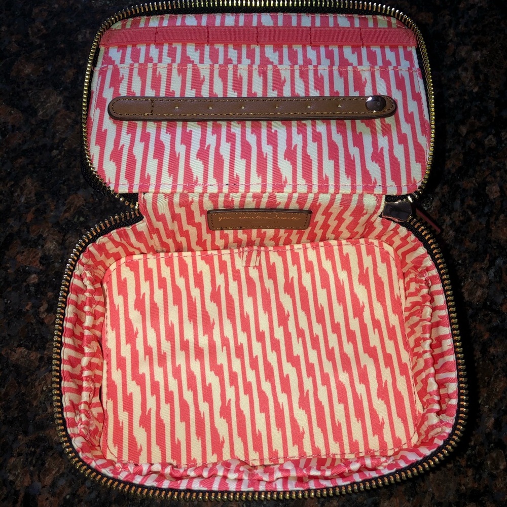 Travel jewelery/small makeup holder